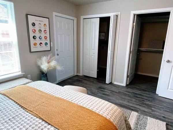 1 Bed/1 Bath | Private Bath Dark Floor, Children + Pets Welcome 1