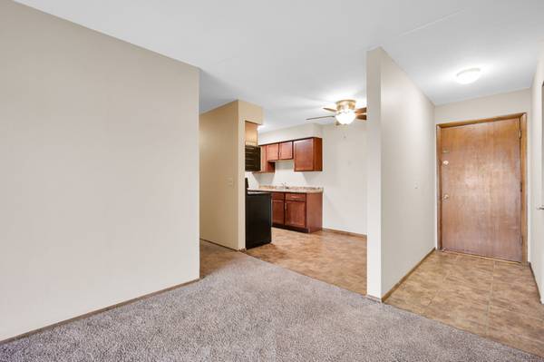 $1,195 / 2br - 800ft2 - ¡Dos dormitorios disponibles ahora-noviembre! Town Terrace- Downtown Hopkins (Hopkins)63868700116611120