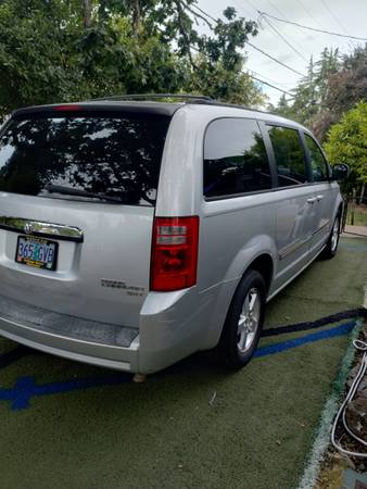 2009 Dodge Grand Caravan SXT - $2500 (Eugene)63470079635459123