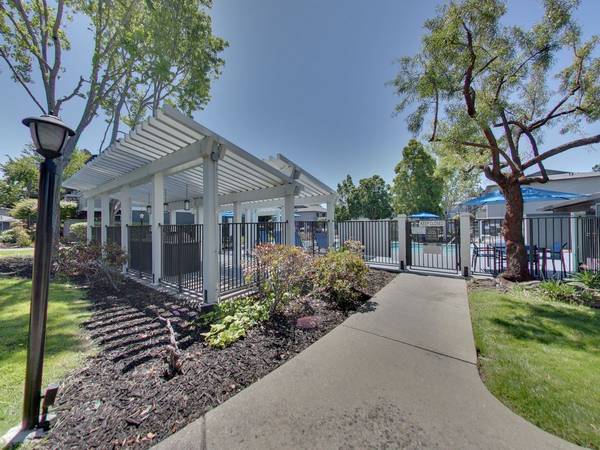 CABLE/SATELLITE AVAILABLE, WALK IN CLOSETS, Near public transit 1