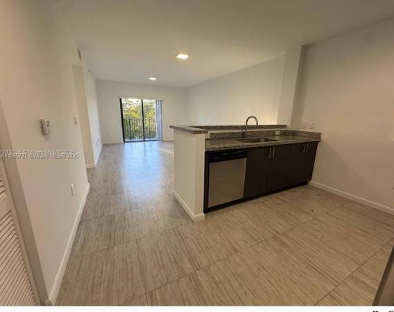 $2,300 / 1br - 800ft2 - Chic 1bd in Boutique Building Steps from Miracle Mile! (Coral Gables)64001848445315120