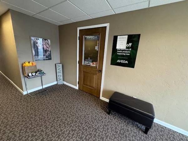 $1,300 / 692ft2 - Prime Salon/Retail/Office Space in Neenah (692 sq ft) (Neenah)64163323638787120