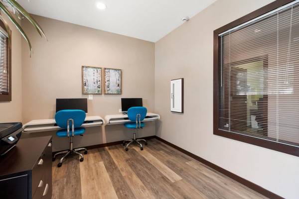 $2,020 / 2br - 973ft2 - Onsite Off-Leash Dog Park, Seasonally Heated Outdoor Pool (1206 NW Tahoe Lane, Silverdale, WA 98383)63688497601155123