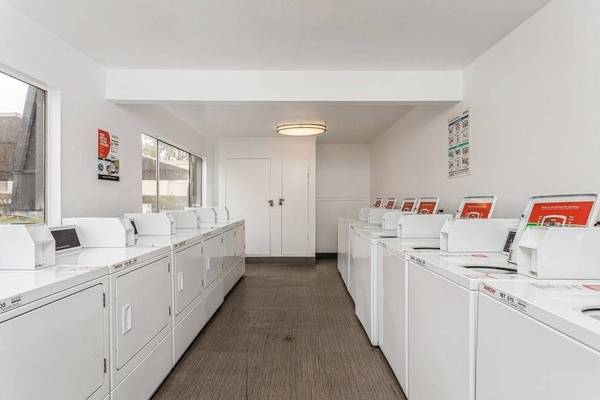 $1,765 / 2br - 816ft2 - 🍭Make Renew 4247 Your Home SWEET Home TODAY! 🍭64044028423425121