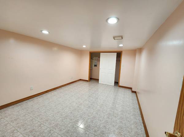 SMALL BESROON NEXTO QUEESN COLLEGE 1
