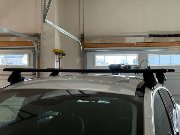 Thule WingBar Evo roof bars (2) with clamps (set of 4) and Ford Mustang Mach-E f 1