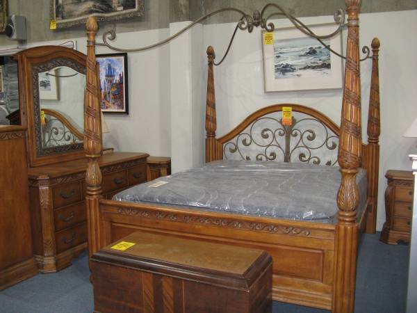 5 Pc. CAL KING CANOPY BEDROOM SET / REDUCED 1