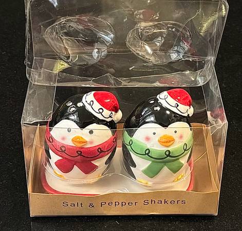 🎄🐧 Christmas / Holiday Penguin Salt & Pepper Shakers (brand new) 1