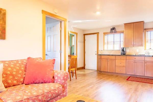 $3000.00 / 1br - 550ft2 - $3,000 - Fully Furnished One Bdrm Guesthouse with Utilities/Cable/WiFi64055521287553124