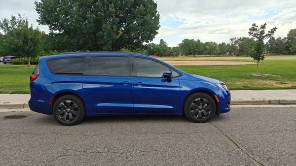 2020 Chrysler Pacifica Limited S Plug-in V6 Gas/Electric Hybrid - $25,999 (Denver)63612401165313123