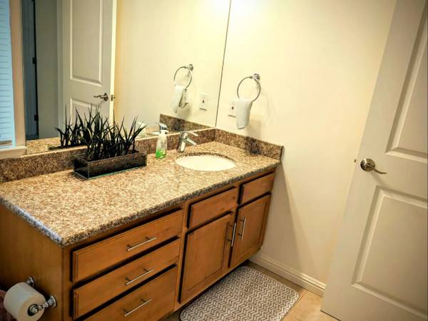 $1,675 / 3br - UTILS Incluido! Habitación y baño completamente amueblados a pasos del lago Merritt (oakland lake merritt / grand)63824664418433123