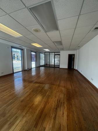$1,100 Retail/Office Space for Rent (Milwaukee & Devon)64041476631681120