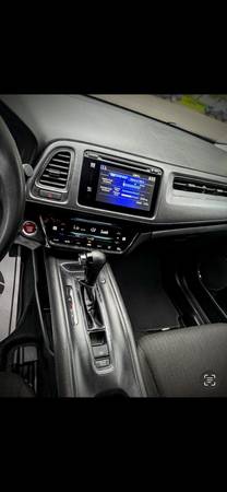HONDA HR-V 2017 - $17,000 (ALEXANDRIA)63616460535427124