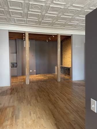 $1,733 / 1000ft2 - HISTORIC WALKER'S POINT STOREFRONT64152183871362122