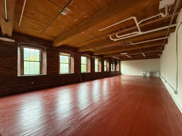 $2,250 / 2000ft2 - Large Very Open Commercial Space with Large Windows Available !! (Somersworth)63932059877251122