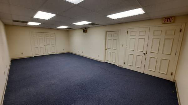 $475 / 550ft2 - BUSINESS SPACE DOWNTOWN PARKING, INCLUDES ELECTRIC, WATER - HIGH TRAFF (Erwin)64201866765569123