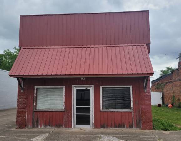 $20,000 / 2500ft2 - Store Front for sale! Cheap! (Ashley, IL)63688334016001122