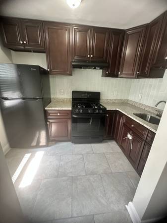 $1,400 / 2br - 800ft2 - Apartamento recién renovado y hermoso con pisos de madera dura (Cameron Village)63694817998977121