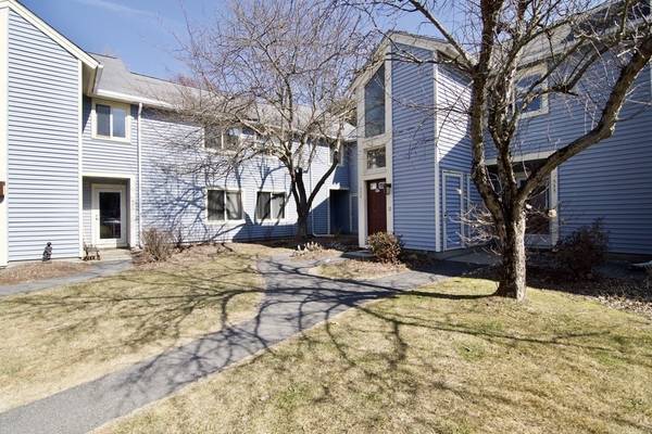 Beautiful light filled condo in Hampden Meadow! 1