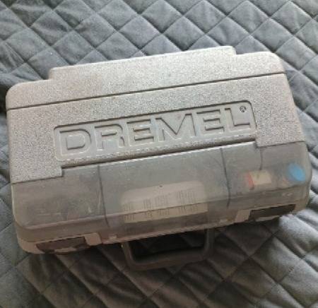 Dremel tool kit with attatchments 1