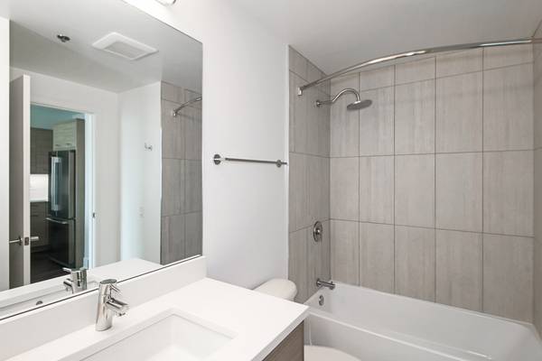 $1,955 / 570ft2 - Estudio hermoso con lavadora/secadora, portero 24 horas, gimnasio, piscina, terraza solar (Fulton Market)63771197160451123