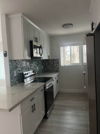 $2,150 / 1br - SPACIOUS 1B/1B W WASHER AND DRYER IN UNIT! A MUST SEE! (San Diego)63841344907395121