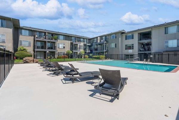 $1,860 / 2br - 827ft2 - Scenic views of the Willamette River, Plush Carpeting, Ceiling Fan (12601 SE River Rd, Milwaukie, OR)63867269367169122