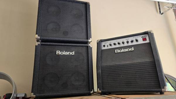 ROLAND 405 AMP AND TWO 405 CABINETS 1