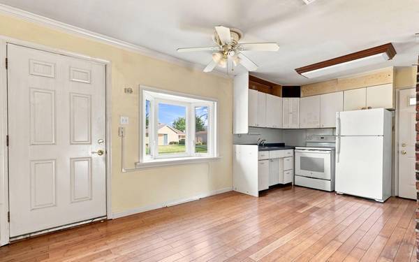 $1,325 / 3 dormitorios - Levittown, 3 dormitorios, 1 baño. Listo para mudarse y bellamente renovado (Levittown, PA)