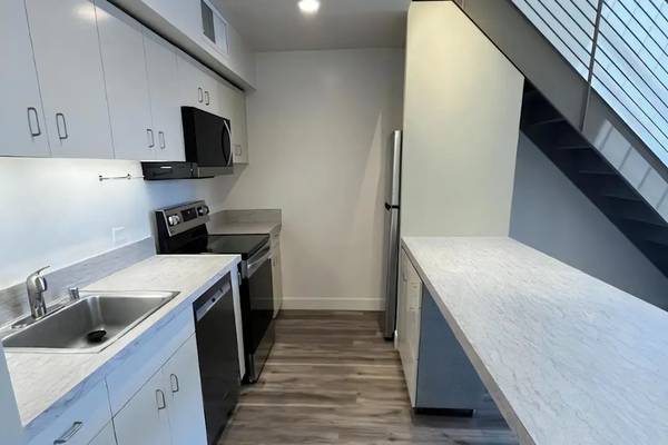 $1,502 / 1br - 550ft2 - Stylish Penthouse Apartment with Vaulted Ceilings & Private Patio (santa cruz)64000753090819121