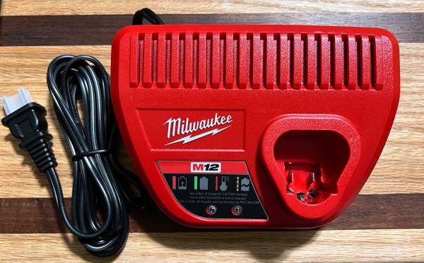 Cargador de batería Milwaukee M12 - $15 (Dundee)63471430136579120