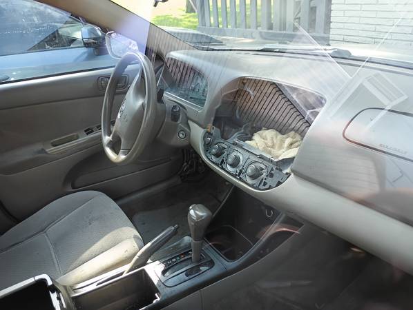 2004 Toyota Camry LE 4 door 4 cylinder automatic great runner - $900 (Round lake Illinois)63619083307651123