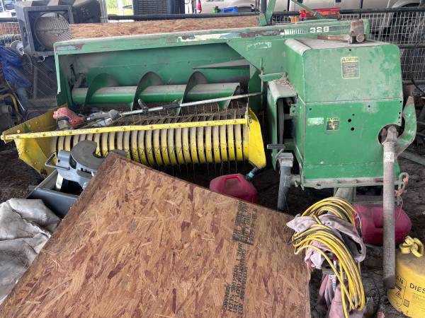John Deer 328 SQUARE BALE MAKER 1