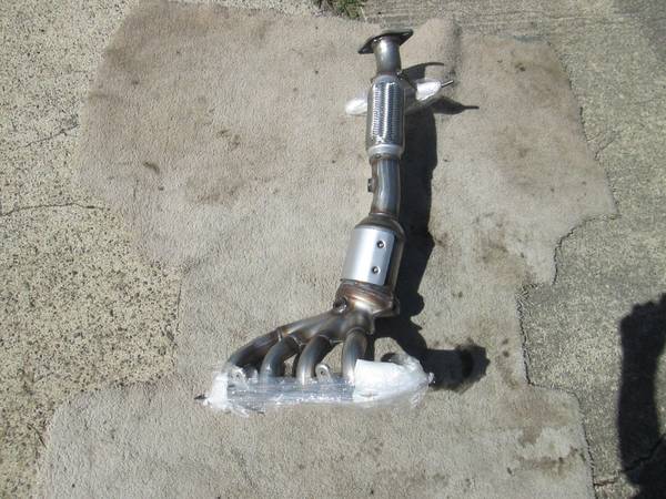 exhaust manifold & converter 04-09 Mazda 3 1