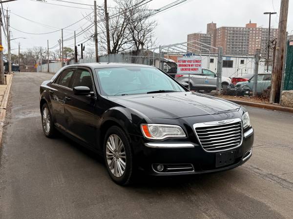 2014 Chrysler 300 AWD 2 dueños título limpio - $4,500 (Bensonhurst)63654718275459122