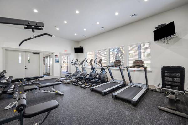 $1,630 / 1br - 746ft2 - Mantenimiento en el lugar, microondas, calefacción y aire central, techos de 9" (3003 Queensgate Drive)63673517809025123