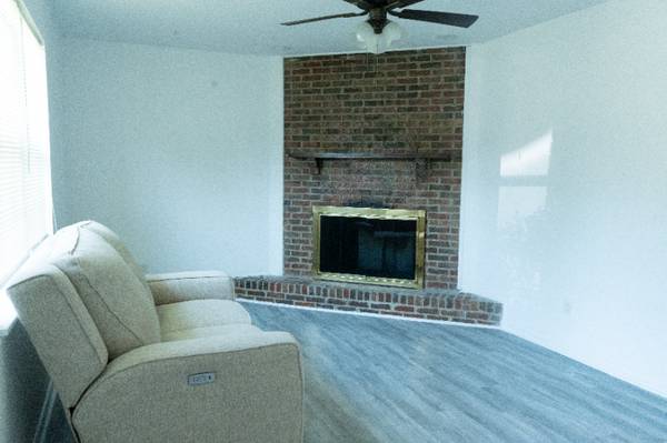 $1700.00 / 3br - 1300ft2 - Cozy 3 Bedroom Home on Knollbrook Drive63801834561283123