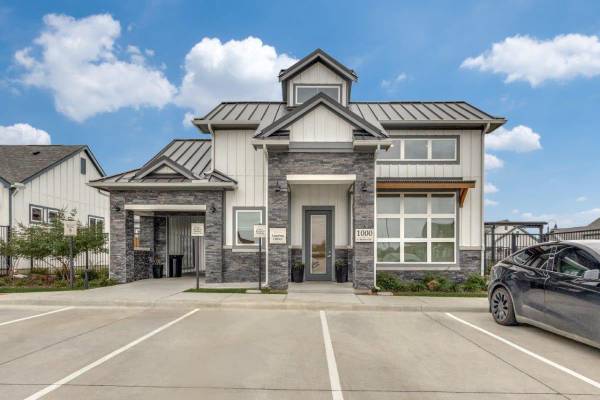 $1,569 / 1br - 637ft2 - Granite countertops, Fire pit, Full-size washer and dryer (Fossil Creek)63796477300353122