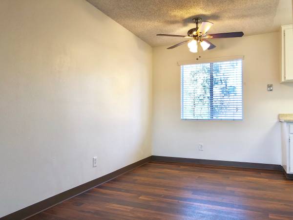 $1,715 / 1br - ¡Summit Creek! 1x1 en el piso de arriba! Piscina, parrilla y lavandería en el lugar! (Lakeside)63663854003971124