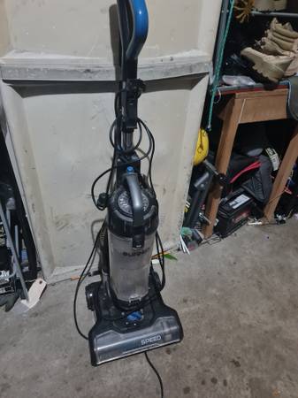 Eureka PowerSpeed Lightweight Bagless Upright Vacuum Cleaner 1