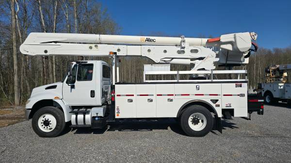 2017 INTERNATIONAL DURASTAR 4300 CUMMINS & ALTEC 60' M.H INSUL. BOOM 1