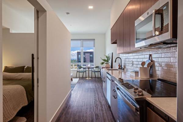 $1,675 / 1br - 484ft2 - Luxurious Living at Its Finest, / Available (Lynnwood)63850755899907124