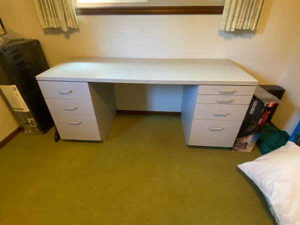 Free desk 1