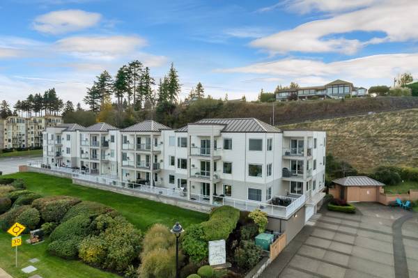 Amazing Ocean views from this 2 bed condo 1