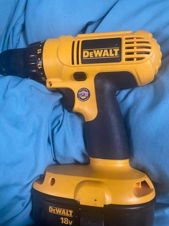 Dewalt 1/2” drill driver 18 volt and 1 battery 1