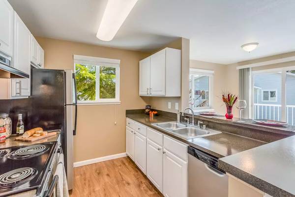 $1,885 / 1br - 745ft2 - Exquisite courtyard and garden views at Springfield (Renton - Highline SeaTac Botanical Garden)63400069432195123