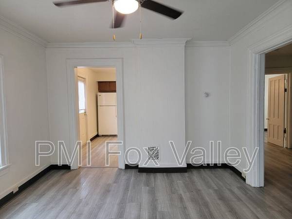 $800 / 1br - 800ft2 - Large 1-Bedroom Upper (Oshkosh)63845966901507124