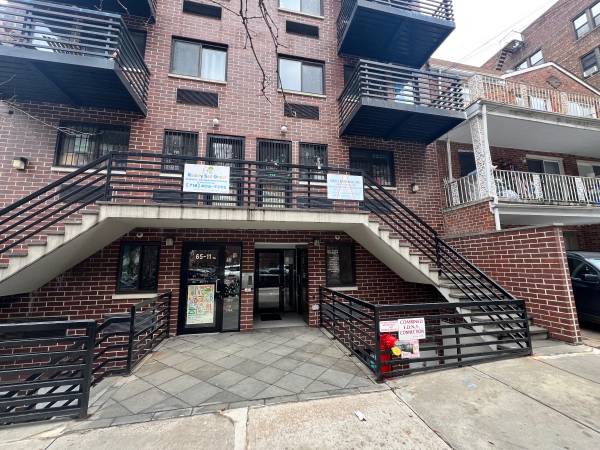 $1,950 / 300ft2 - Local comercial para oficina, atención médica o escuela renovado (Rego Park)63854287334787120