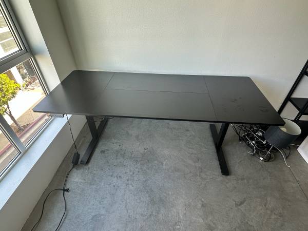 Height adjustable computer desk 1