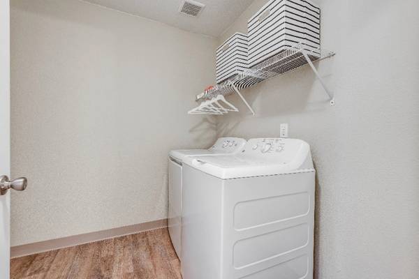 バ Central Heating, Close to Shopping, 2 Bed - apts/housing for
